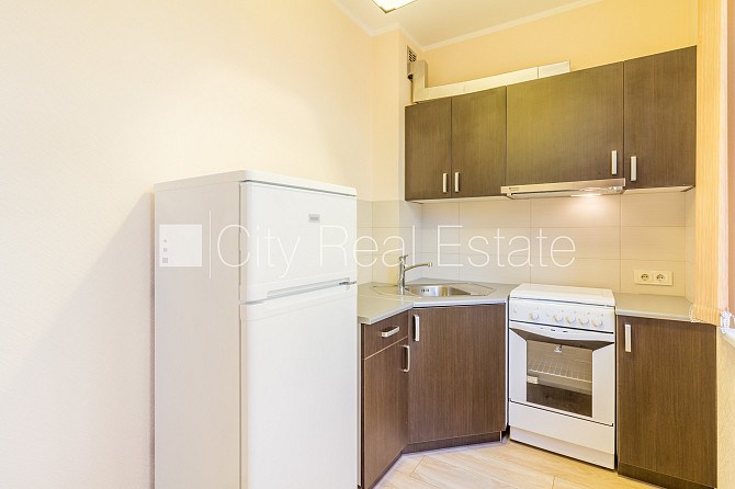 Здание во дворе, реновированный дом, благоустроенная озеленённая территория, Рига - изображение 2