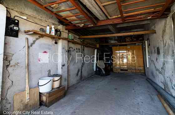 Земля в собственности, территория обнесена забором, закрытая территория, гараж Rīga