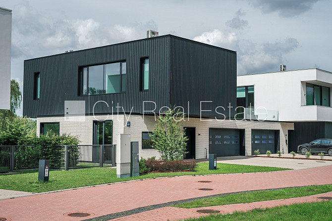 Таунхаус, благоустроенная озеленённая территория, подъездная дорога покрыта Рига - изображение 1