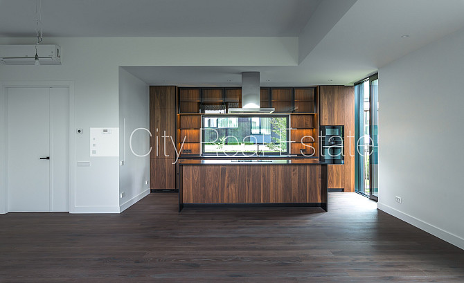 Таунхаус, благоустроенная озеленённая территория, подъездная дорога покрыта Рига - изображение 3