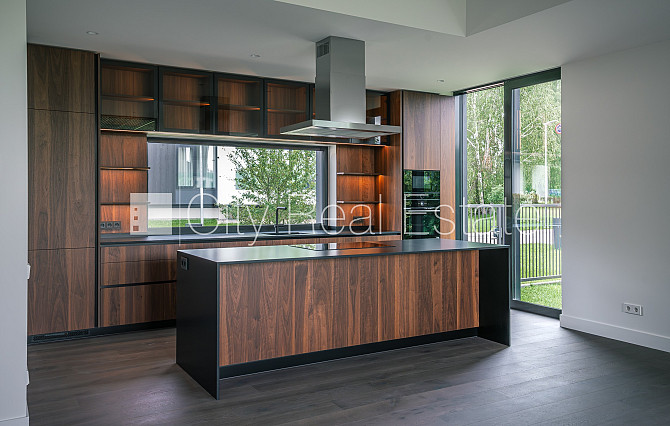 Таунхаус, благоустроенная озеленённая территория, подъездная дорога покрыта Рига - изображение 2