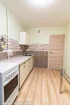 Здание во дворе, место для машины, вход со двора, лифт, застеклённая лоджия, окна Рига