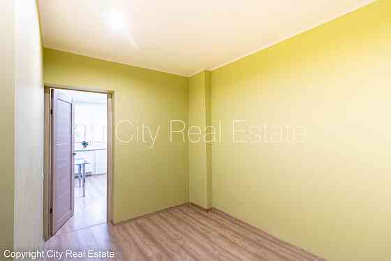 Здание во дворе, место для машины, вход со двора, лифт, застеклённая лоджия, окна Рига