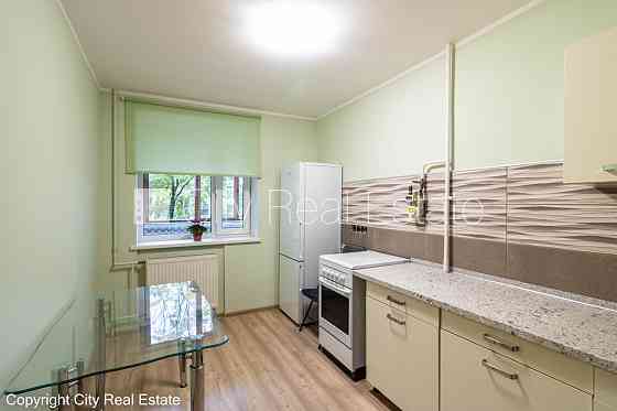 Здание во дворе, место для машины, вход со двора, лифт, застеклённая лоджия, окна Рига