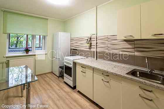 Здание во дворе, место для машины, вход со двора, лифт, застеклённая лоджия, окна Рига