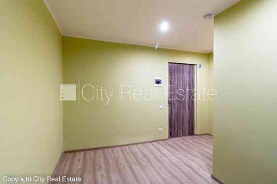 Здание во дворе, место для машины, вход со двора, лифт, застеклённая лоджия, окна Рига