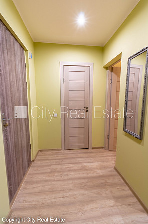 Здание во дворе, место для машины, вход со двора, лифт, застеклённая лоджия, окна Рига - изображение 20