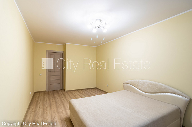 Здание во дворе, место для машины, вход со двора, лифт, застеклённая лоджия, окна Рига - изображение 8