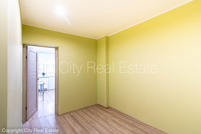 Здание во дворе, место для машины, вход со двора, лифт, застеклённая лоджия, окна Рига - изображение 5