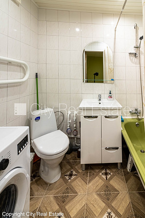 Здание во дворе, место для машины, вход со двора, лифт, застеклённая лоджия, окна Рига - изображение 17