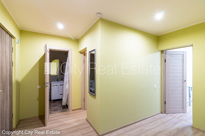 Здание во дворе, место для машины, вход со двора, лифт, застеклённая лоджия, окна Рига - изображение 14