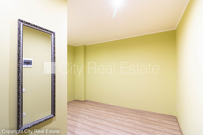 Здание во дворе, место для машины, вход со двора, лифт, застеклённая лоджия, окна Рига - изображение 13