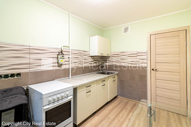 Здание во дворе, место для машины, вход со двора, лифт, застеклённая лоджия, окна Рига - изображение 4