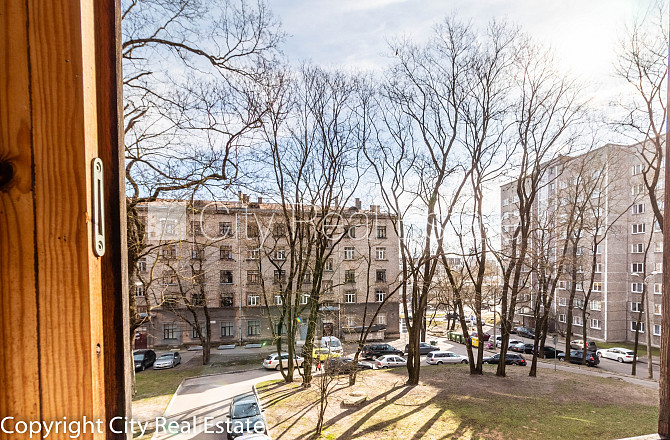 Здание во дворе, место для машины, вход со двора, лифт, застеклённая лоджия, окна Рига - изображение 11