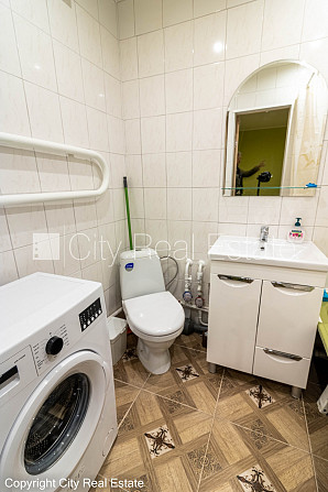 Здание во дворе, место для машины, вход со двора, лифт, застеклённая лоджия, окна Рига - изображение 19