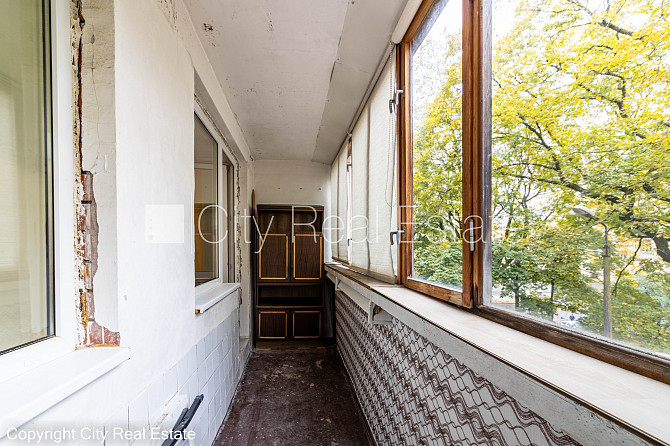 Здание во дворе, место для машины, вход со двора, лифт, застеклённая лоджия, окна Рига - изображение 12