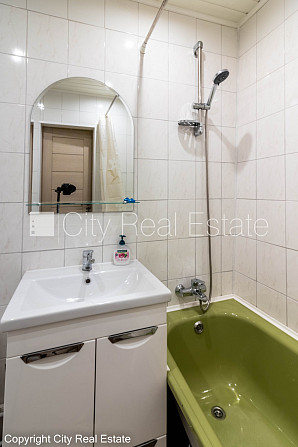 Здание во дворе, место для машины, вход со двора, лифт, застеклённая лоджия, окна Рига - изображение 18