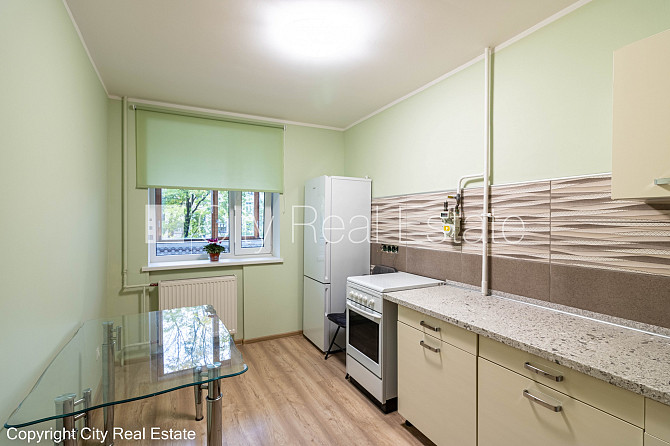 Здание во дворе, место для машины, вход со двора, лифт, застеклённая лоджия, окна Рига - изображение 2