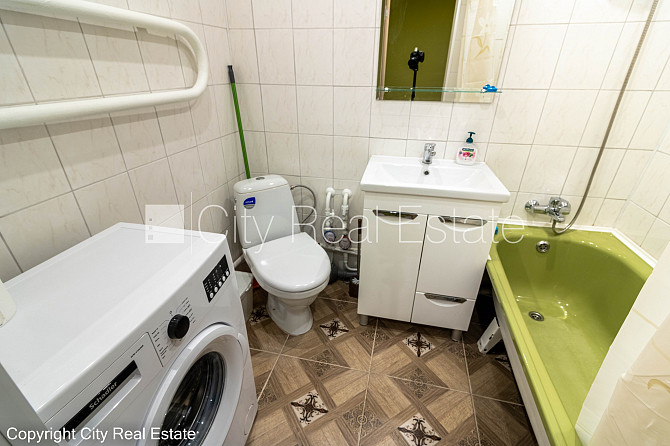 Здание во дворе, место для машины, вход со двора, лифт, застеклённая лоджия, окна Рига - изображение 15