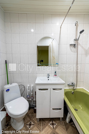 Здание во дворе, место для машины, вход со двора, лифт, застеклённая лоджия, окна Рига - изображение 16