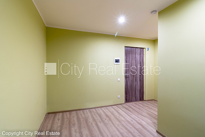 Здание во дворе, место для машины, вход со двора, лифт, застеклённая лоджия, окна Рига - изображение 6