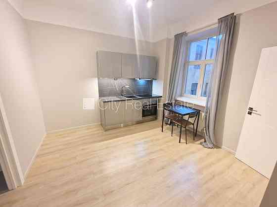 Здание во дворе, реновированный дом, закрытый двор, охраняемый двор, вход с улицы, Рига