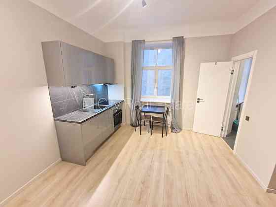 Здание во дворе, реновированный дом, закрытый двор, охраняемый двор, вход с улицы, Рига