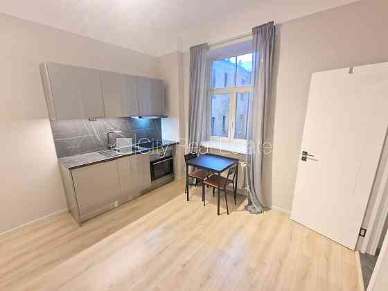 Здание во дворе, реновированный дом, закрытый двор, охраняемый двор, вход с улицы, Рига