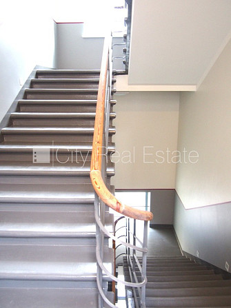 Renovēta māja, labiekārtots apzaļumots pagalms, ieeja no ielas, ir lifts, kāpņu telpa pēc Rīga - foto 9