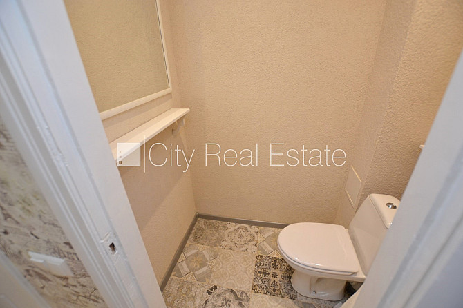 Фасадный дом, вход с улицы, лифт, лестничная клетка после косметического ремонта, Рига - изображение 13