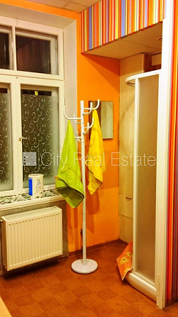 Pagalma ēka, ieeja no pagalma, augstie griesti, gāzes apkure, krāsotas sienas, mainīta Rīga - foto 9