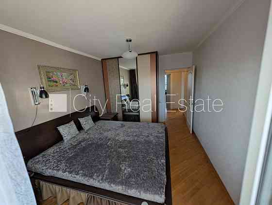 Фасадный дом, панельный дом, благоустроенная озеленённая территория, бесплатная Rīga