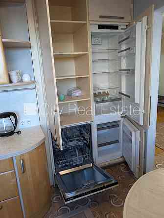 Фасадный дом, панельный дом, благоустроенная озеленённая территория, бесплатная Rīga