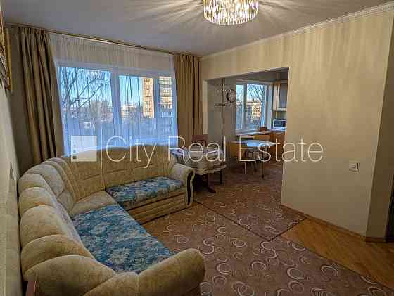 Фасадный дом, панельный дом, благоустроенная озеленённая территория, бесплатная Rīga