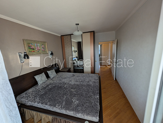 Fasādes māja, paneļu māja, labiekārtota apzaļumota teritorija, bezmaksas stāvvieta pagalmā, Rīga - foto 2