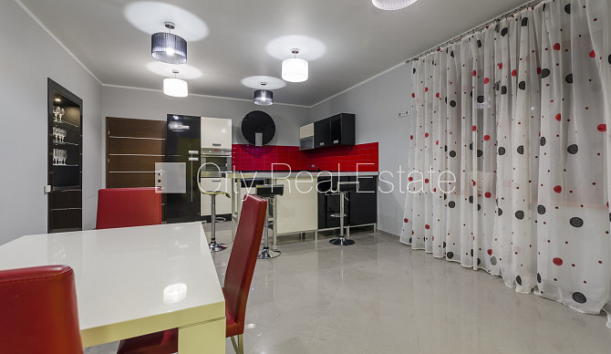 Zeme īpašumā, renovēta māja, mainīts Jumta segums, ķieģeļu mūra sienas, fasāde ar Rīga - foto 9