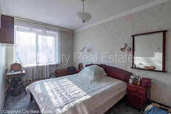 Фасадный дом, благоустроенная озеленённая территория, место для машины, балкон, Rīga