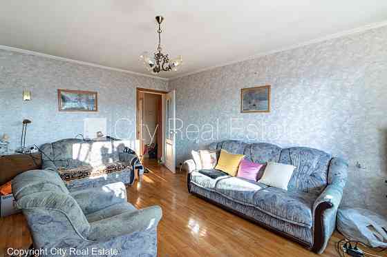 Фасадный дом, благоустроенная озеленённая территория, место для машины, балкон, Rīga