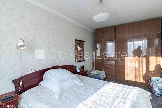 Фасадный дом, благоустроенная озеленённая территория, место для машины, балкон, Rīga