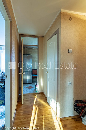 Fasādes māja, labiekārtota apzaļumota teritorija, vieta automašīnai, balkons, istabas Rīga - foto 9