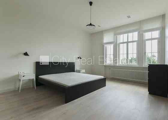 Реновированный дом, место для машины, лифт, балкон, количество спален 2 шт., Rīga