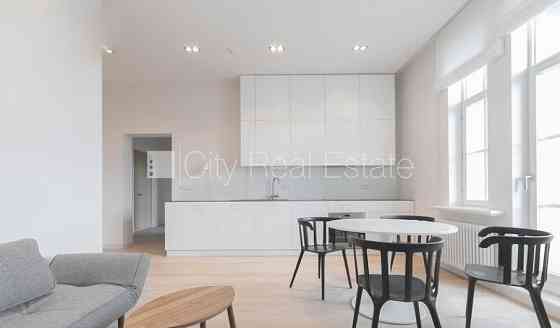 Реновированный дом, место для машины, лифт, балкон, количество спален 2 шт., Rīga