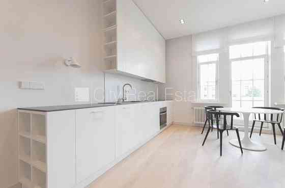 Реновированный дом, место для машины, лифт, балкон, количество спален 2 шт., Rīga