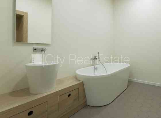 Реновированный дом, место для машины, лифт, балкон, количество спален 2 шт., Rīga