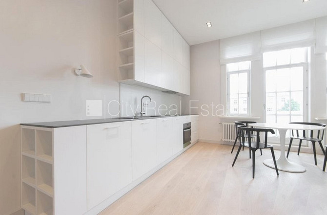 Renovēta māja, vieta automašīnai, ir lifts, balkons, guļamistabu skaits 2 gab., istabas Rīga - foto 3