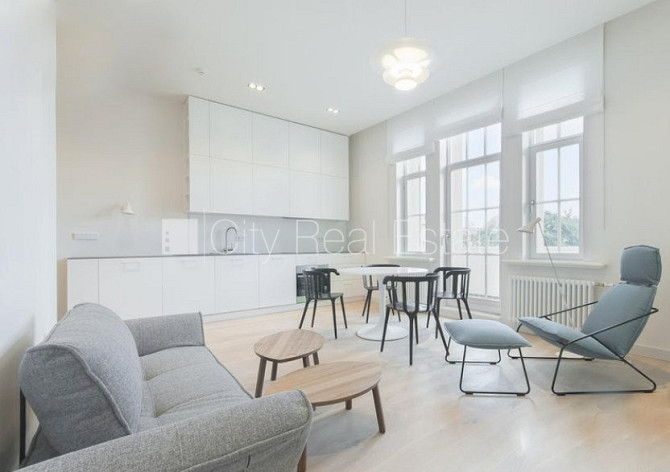 Renovēta māja, vieta automašīnai, ir lifts, balkons, guļamistabu skaits 2 gab., istabas Rīga - foto 1