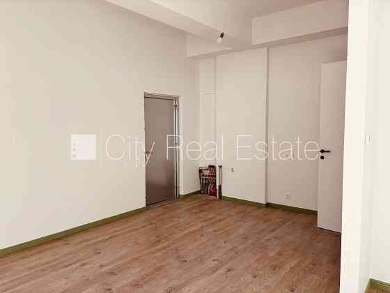 Территория обнесена забором, озеленённая территория со свежепосаженными Рига