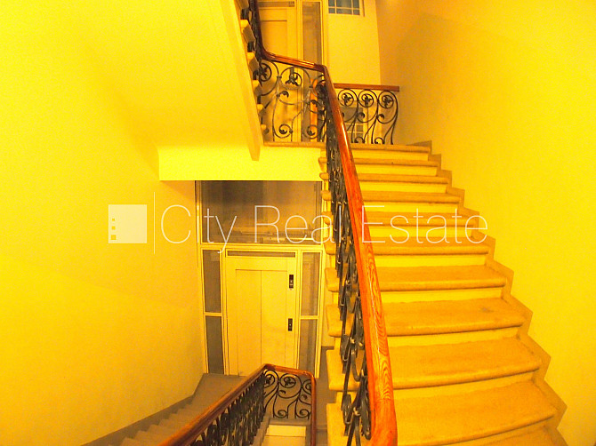 Fasādes māja, slēgts pagalms, objektu apsargā fiziskā apsardze, ieeja no ielas, kāpņu telpa Rīga - foto 18