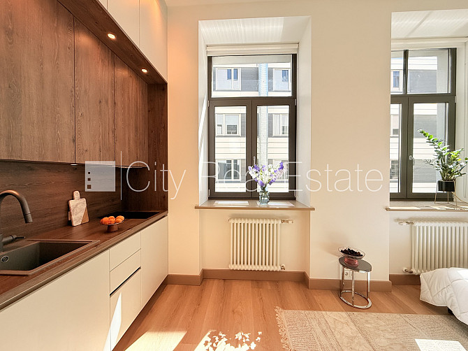 Fasādes māja, renovēta māja, iespēja nomāt autostāvvietu, ieeja no ielas, ir lifts, viena Rīga - foto 5