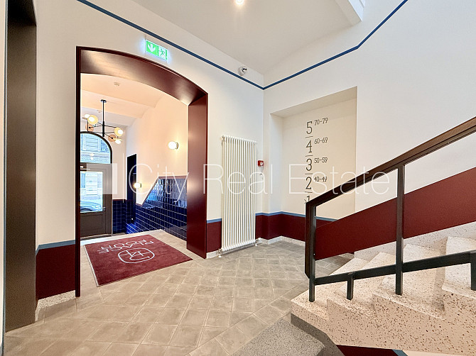 Fasādes māja, renovēta māja, iespēja nomāt autostāvvietu, ieeja no ielas, ir lifts, viena Rīga - foto 9